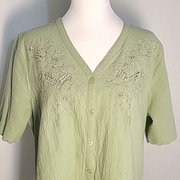 Essentials by Maggie Light Green Short Sleeve Blouse with Embroidery, Size 14/16 - Picture 3 of 9